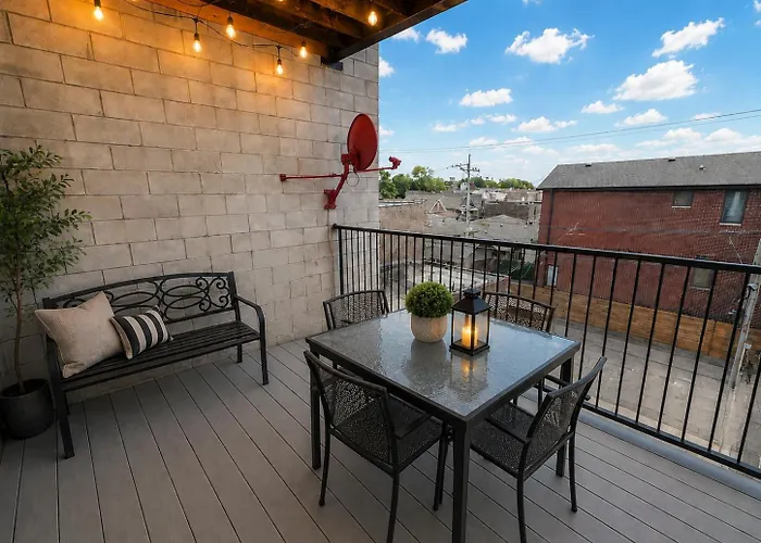 Modern 2br Retreat Parking + Patio Ferienhaus Chicago