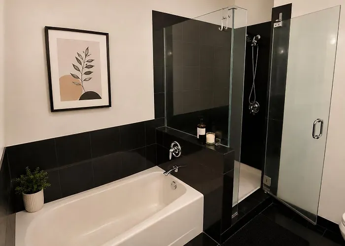 Modern 2br Retreat Parking + Patio Ferienhaus *