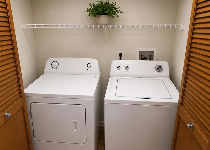 Modern 2br Retreat Parking + Patio Ferienhaus *